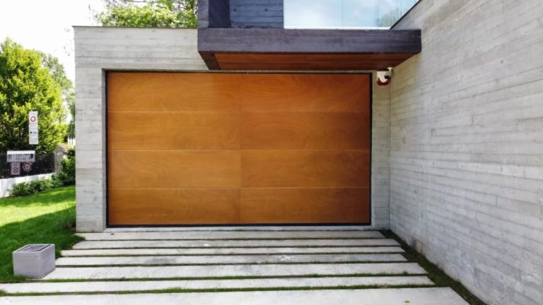 Portas Seccionadas em Madeira: Guia para Projetos de Arquitetura Residencial