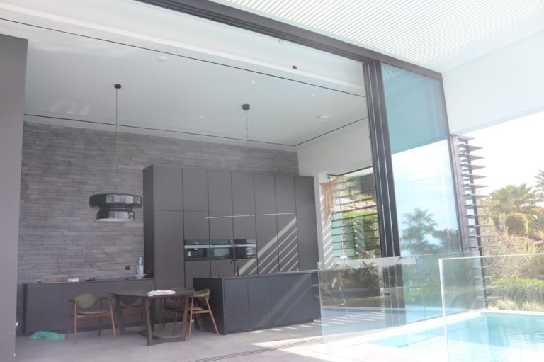 Compact Window: Motorização Oculta para Janelas Minimalistas Artline e SlimSlide