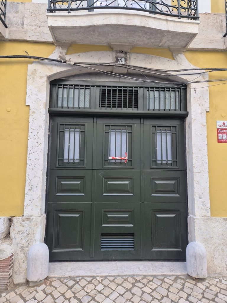 Lisboa, Reabilitação de Fachada: Porta Seccionada em Madeira de Kambala