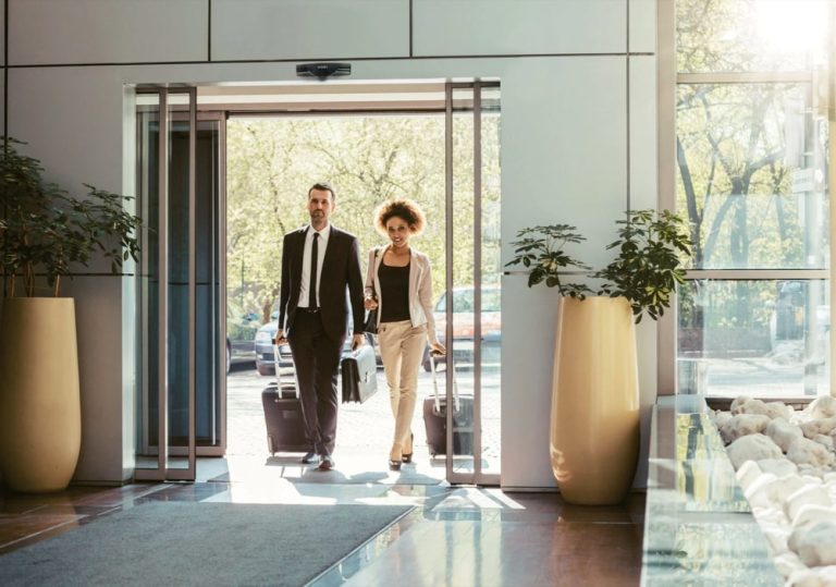 Portas Automáticas de Vidro: O Que um Arquiteto Precisa de Saber