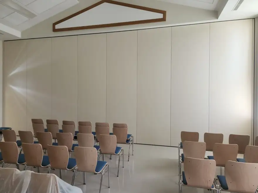 Parede móvel Nüsing numa sala de oração e culto em Sintra