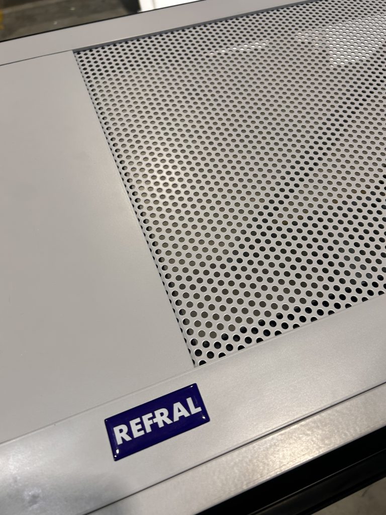 Pormenor do painel microperfurado da porta seccionada Refral