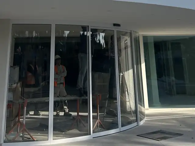 Porta automática semicircular CurveSlide no Hotel Barringtons, Vale do Lobo