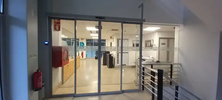 Portas automáticas de vidro FAAC na zona de escritórios da sede Hydro em Prior Velho