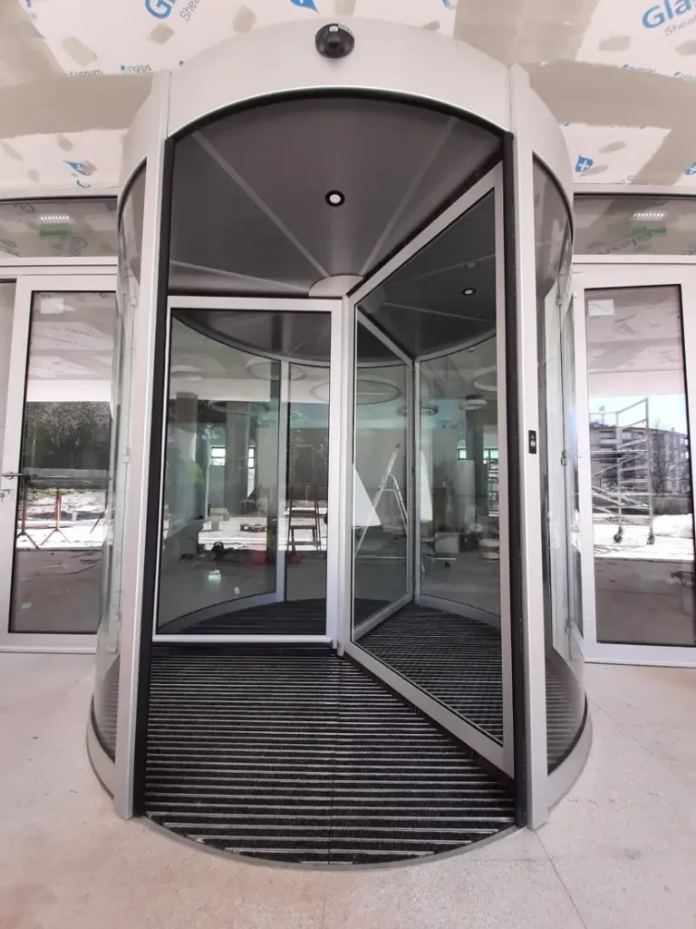 Porta giratória GU RevoLine na Edifício Público no Porto