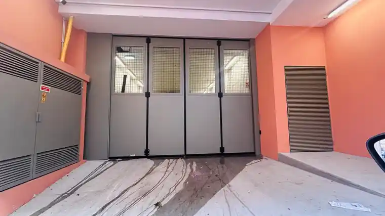 Porta de harmónio BREDA Apollo na entrada do parque de um hotel em Gaia