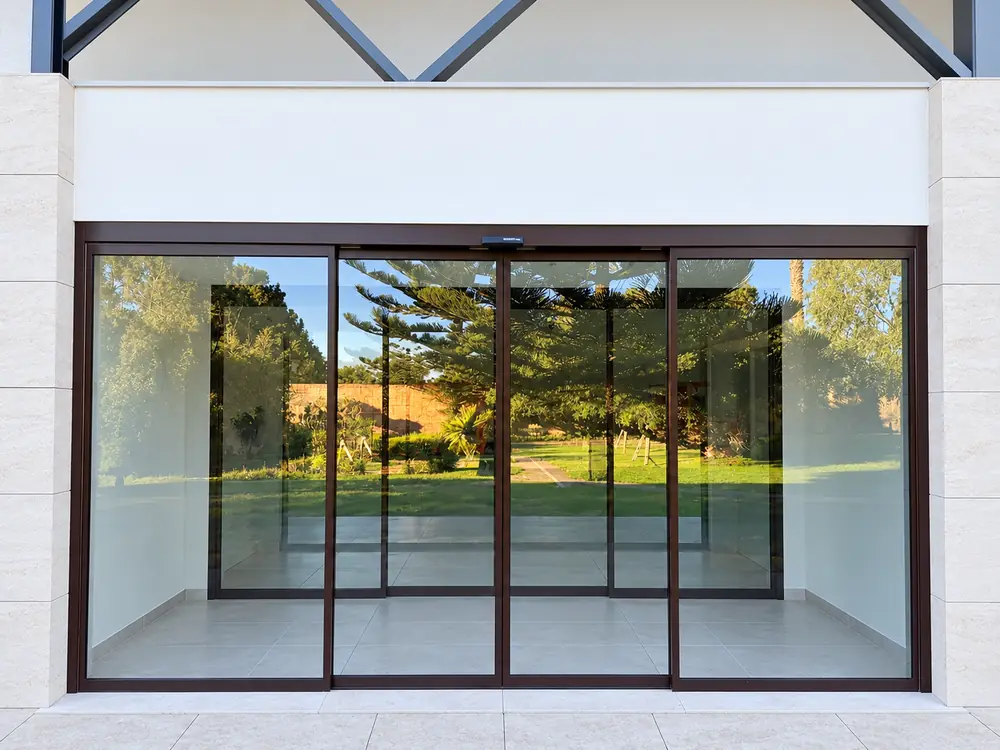 Porta automática redundante com caixilho RF34 numa quinta de eventos no Litoral Alentejano