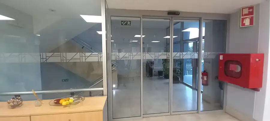 Portas automáticas de vidro RF34 na sede da Hydro